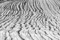 der Sand bildet spannende Linien an den Hängen